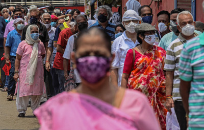 Fila para a vacina em Mumbai