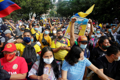 Manifestantes em Cali, Colômbia. Abril de 2021. Foto de Ernesto Guzmán Jr./EPA/Lusa.