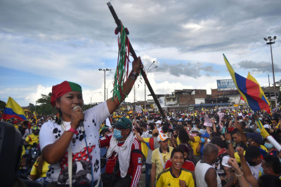 Manifestação em Cali no 1º de Maio contra a reforma fiscal de Duque. Foto de Ernesto Guzman Jr/EPA/Lusa.
