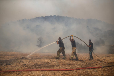 Bombeiros combate incêndio na Turquia. Foto de ERDEM SAHIN/EPA/Lusa.