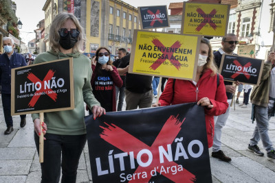 O protesto pretendeu “mostrar ao Governo que tudo será feito para impedir a concretização deste ataque” ao território.
