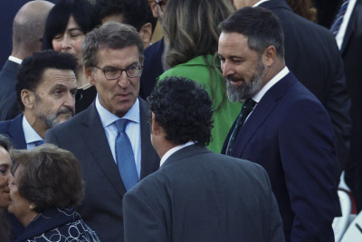 Abascal e Feijóo na parada militar do dia de Espanha. Foto de RODRIGO JIMENEZ/EPA/Lusa.