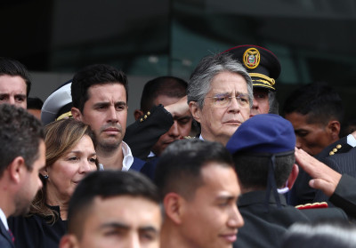 Guillermo Lasso à saída do Parlamento no primeiro e único dia do seu segundo processo de destituição. Foto de Jose Jacome/EPA/Lusa.