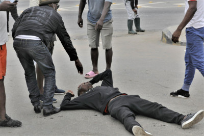 Manifestante ferido em Luanda. Foto de AMPE ROGÉRIO/LUSA.