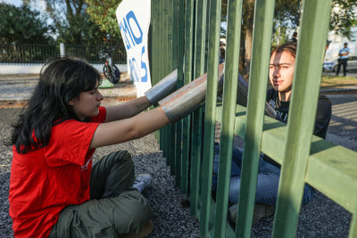 Estudantes bloqueiam entrada da reunião do Conselho de Ministros