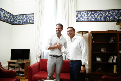 Stefanos Kasselakis e Alexis Tsipras encontram-se no Parlamento Grego. Foto de YANNIS KOLESIDIS/EPA/Lusa.