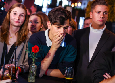 Desilusão na sede do SPD no Hesse com a saída das projeções na noite eleitoral. Foto de CHRISTOPHER NEUNDORF/EPA/Lusa.