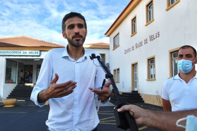 António Lima em frente ao Centro de Saúde de Velas. Foto de Bloco Açores.