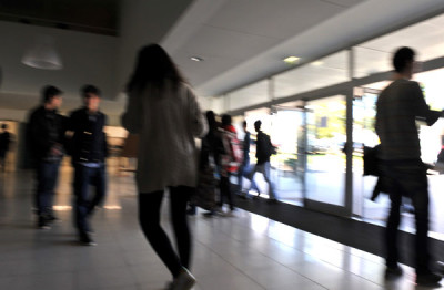 Estudantes num corredor.