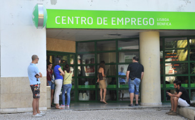 Desemprego jovem voltou aos níveis de há três anos