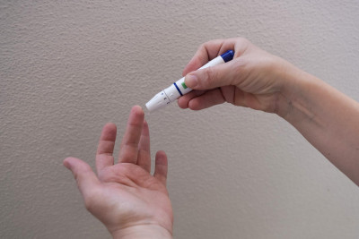 agulha, dedo, teste de glicose
