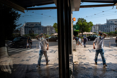 reflexo de pessoa na rua