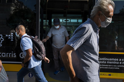 Embora as novas infeções estejam a aumentar, o número de mortes por covid-19 aparenta ter estabilizado.