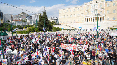 Manifestação frente ao Parlamento grego contra a reforma da lei laboral. Junho de 2021. Foto de @id_communism/Twitter.
