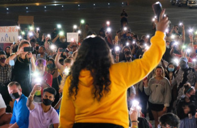Cori Bush e os ativistas que permaneceram em vigília à porta do Capitólio. Foto do Twitter da própria.