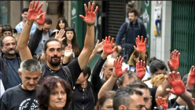 Manifestantes anti-touradas em Gijón. Foto de @laurasturies no Twitter.