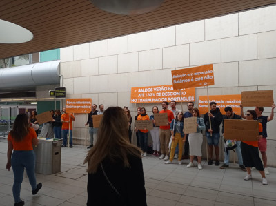 Concentração de tripulantes da EasyJet no aeroporto de Lisboa.