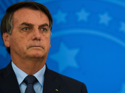 Bolsonaro: único governante do mundo a posicionar-se contra as medidas de confinamento para combater a epidemia de Covid-19, viu-se isolado como nunca e os seus decretos anulados pelo Judiciário. Foto de Marcello Casal Jr., Agência Brasil