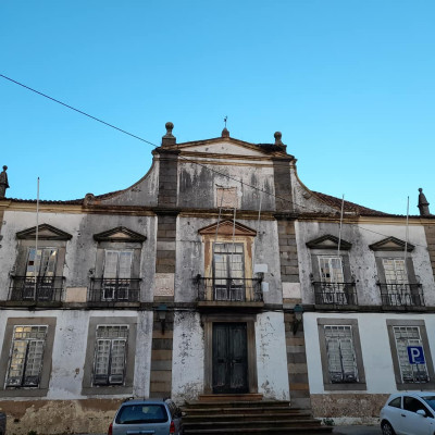 Edifício público degradado no centro de Portalegre - Foto de Higino Maroto