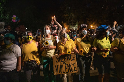 Grupo das "mães de Portland" à frente de uma manifestação. Julho de 2020. Foto de @jonhouse_/Twitter.