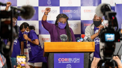 Cori Bush na conferência de imprensa após ter vencido as primárias democratas no Missouri. Foto do seu Twitter.