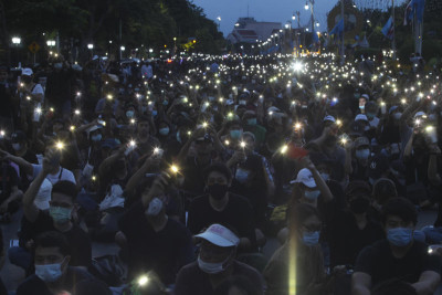 Milhares de estudantes tailandeses desafiam governo e monarquia