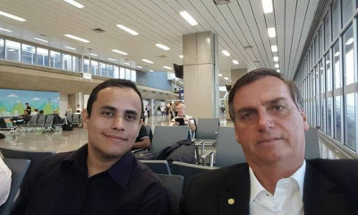 Tércio Arnaud Tomaz com Jair Bolsonaro. Foto do Facebook.