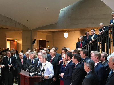 Republicanos invadem depoimento do inquérito de destituição de Trump