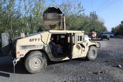 Equipamento militar dos EUA capturado por Taliban. Foto de Stringer via EPA/Lusa.