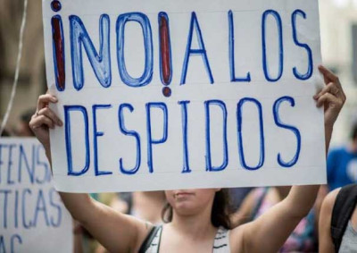 Cartaz contra os despedimentos em Espanha. Foto UGT/Twitter.