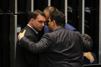 O senador Flavio Bolsonaro e o deputado Eduardo Bolsonaro, conversam com o presidente do Senado, Davi Alcolumbre. Foto de Fabio Rodrigues Pozzebom/Agência Brasil. 