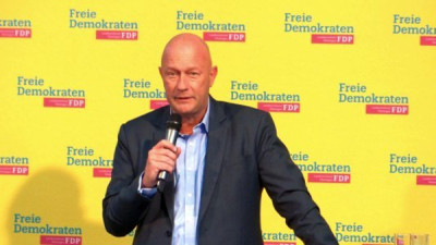 Thomas Kemmerich dos liberais do FDP foi eleito presidente do governo regional graças ao apoio do partido de extrema direita, Alternativa pela Alemanha (AfD)