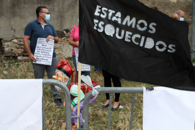 “Estamos esquecidos”, protesto de feirantes junto ao Palácio da Ajuda em Lisboa, a 4 de junho de 2020 – Foto de Manuel de Almeida/Lusa