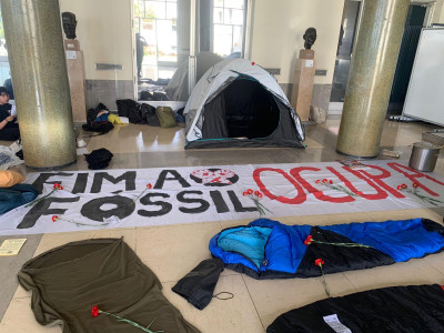 Faixa e tendas no átrio da Faculdade de Letras da Universidade de Lisboa.