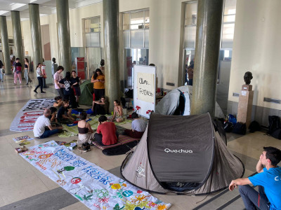 Ocupação da Faculdade de Letras da Universidade de Lisboa, com tendas e faixas no átrio do estabelecimento de ensino..