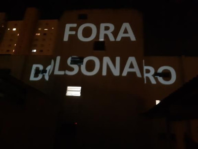 Dizeres contra Bolsonaro projetados em fachadas de prédio durante o "panelaço". Foto Mídia Ninja