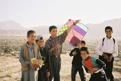 Crianças afegãs brincando com um papagaio. Créditos: One Step Beyond Agosto 2012 blogue medico.de 