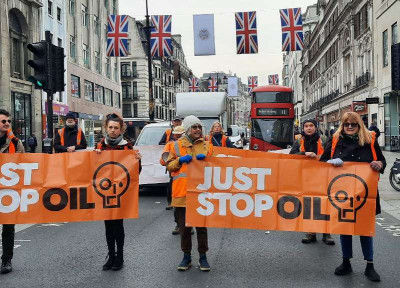 Manifestantes da campanha Just Stop Oil interrompem o trânsito londrino.