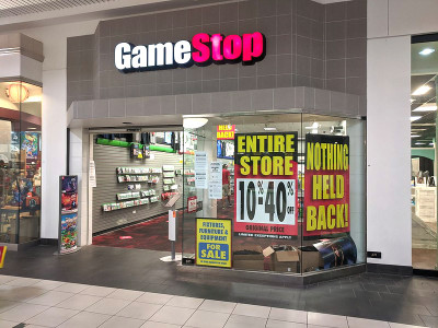 Loja da Gamestop num centro comercial na Florida em liquidação no fim de 2020.