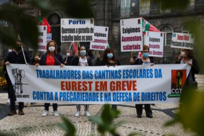 Greve dos trabalhadores da Eurest em setembro de 2020 e protesto contra a precariedade à porta da Câmara Municipal do Porto – Foto de José Coelho/Lusa (arquivo)