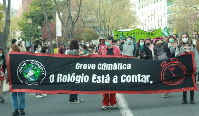 Greve Climática Estudantil - O relógio está a contar, faixa na manifestação de 19 de março de 2021 – foto de greveclimaticaestudantil.pt
