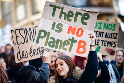 “Não há planeta B” lê-se em faixa na manifestação da Greve do Clima em Lausanne na Suíça, 18 de janeiro de 2019 – Foto de Valentin Flauraud/Epa/Lusa