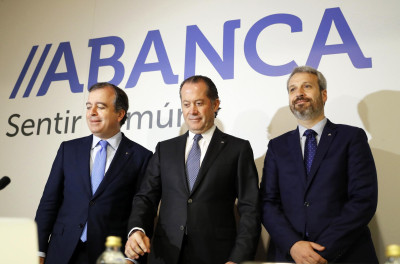 Grupo Abanca revelou interesse em comprar Eurobic, na conferência de imprensa em que apresentou resultados de 2019. Juan Carlos Escotet, presidente do grupo Abanca, ao centro; Francisco Botas, CEO à esquerda; Alberto de Francisco Guisasola, diretor financeiro, à direita – foto de Lavandeira JR/Epa/Lusa