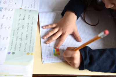 Criança em atividades escolares. Foto de Paulete Matos.