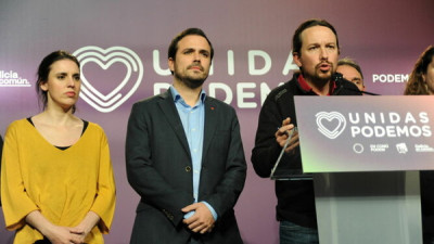 Iglesias afirmou na noite das eleições, que, face à subida da extrema-direita, o entendimento à esquerda era uma necessidade – Pablo Iglesias na foto, juntamente com Irene Montero e Alberto Garzón