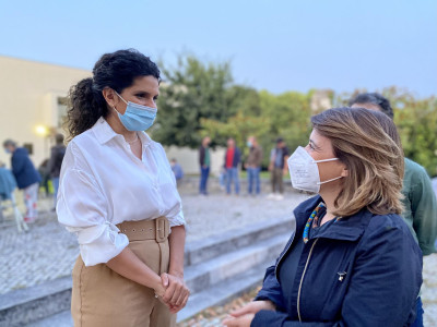 Catarina Martins com a candidata do Bloco de Esquerda a Santa Maria da Feira, Bárbara Pinto. Foto esquerda.net.