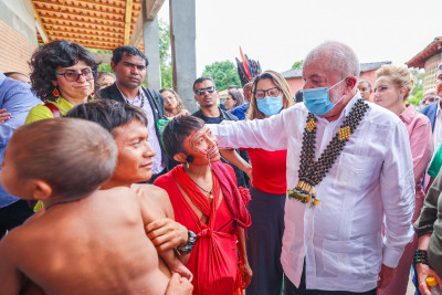 Lula durante a sua visita aos Yanomami. Foto Ricardo Stuckert/PR.