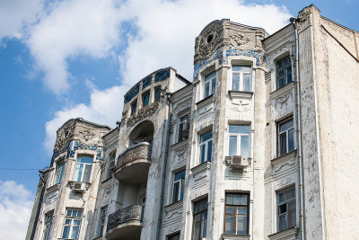 Prédio antigo em Kiev. Foto de Luca Moglia/Flickr.