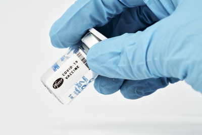Vacina da Pfizer. Foto de Diverse Stock Photos/Flickr.