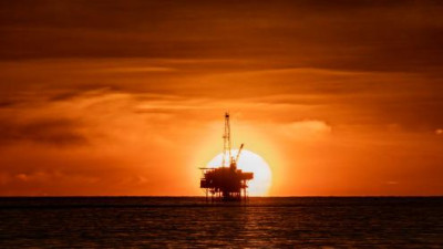 Plataforma de exploração de petróleo em alto mar. Foto de Glenn Beltz/Flickr.